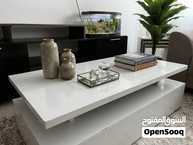 طاولة خشب وسط