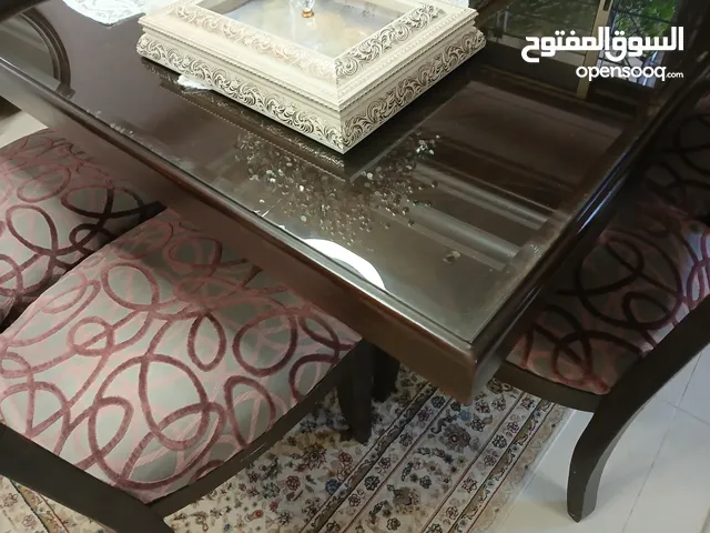 طاولة سفرة بحالة ممتازة خشب زان ومتين ولا نقرة