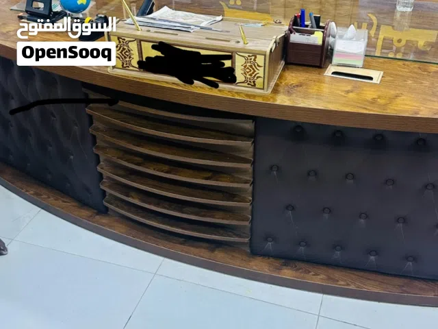 اثاث مكتب متكون من مكتب مداولة وكراس عدد واحد مع ملحق عدد ثنين