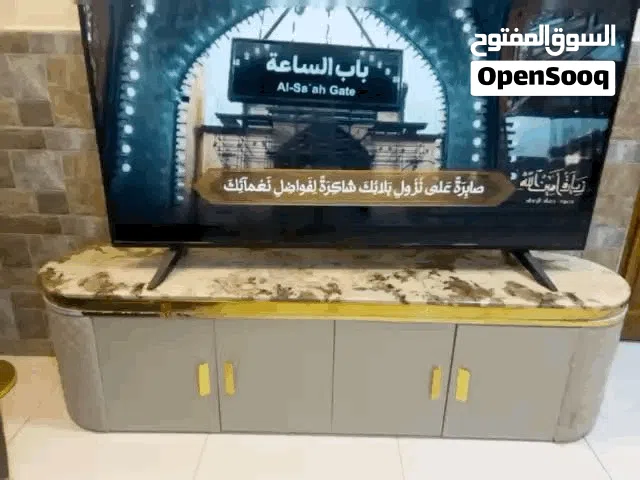 ميز تلفزيون بتصميم عصري فاخر – رمادي ورخامي مع لمسات ذهبي