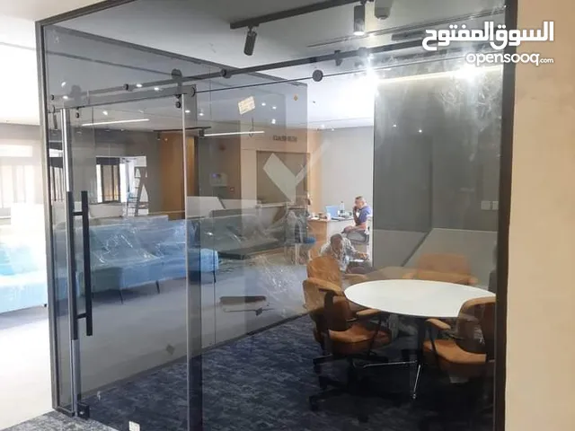 تركيب السيكوريت والمرايا وجميع أعمال الزجاج والألمنيوم بجودة عالية"