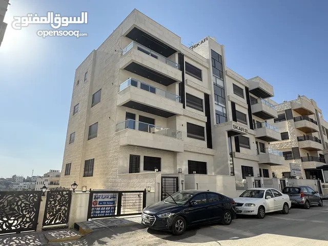 شقة بتشطيبات مميزة للبيع مساحة 147 مع تراس 80م باجمل مناطق طريق المطار