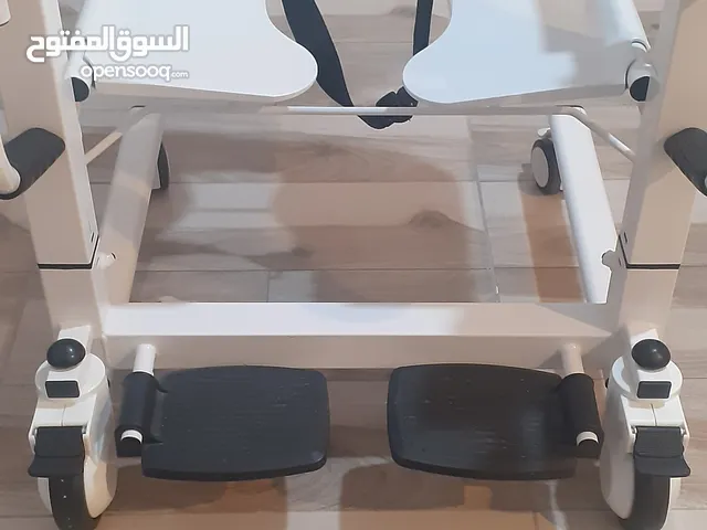 كرسي لدخول دورات المياة لكبار السن وذوي الهمم