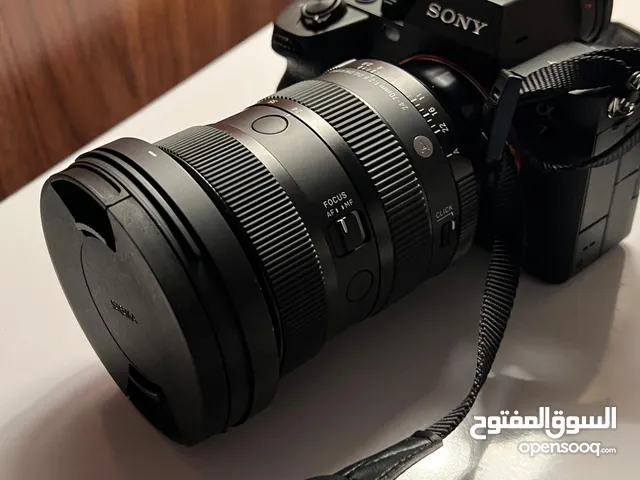 للبيع كاميرا احترافية Sony Alpha 7 IV مع عدسة Sigma 24-70mm f/2.8 DG DN II Art – نظيفة جداً