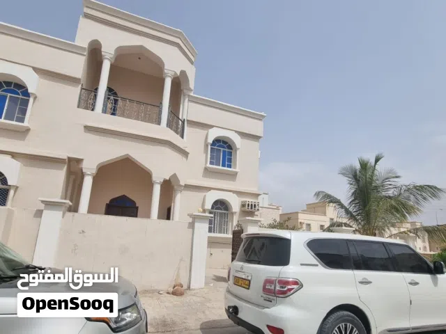 بيت طابقين في السعادة الشماليه تتكون من ثلاثه شقق كبيره ولكل شقه مدخل خاص للبيع