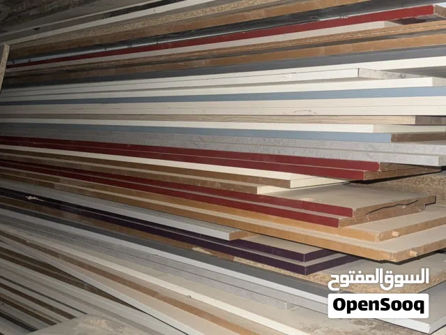 خشب ميلامين توجد منه كميات واشكال مختلفه تقدر تصنع بيه اثاث بأي شكل تبيه ع المقاسات