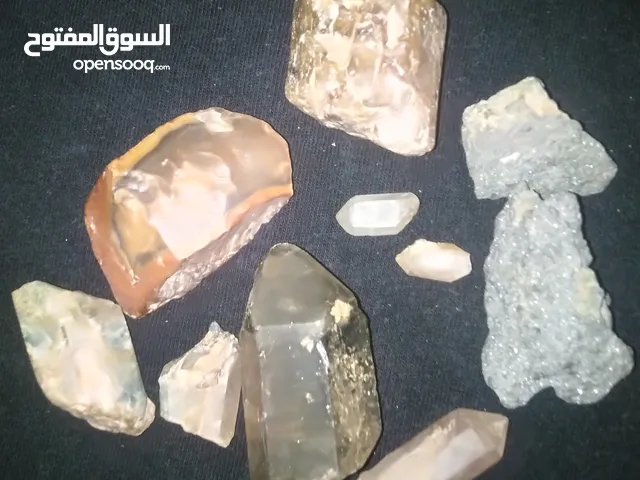 احجار كريمه وشظايا نيازك وكوارتز وكريستال خام وليس مصقول