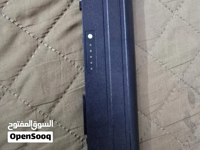 بطارية وشاحنة لابتوب dell القطع الظاهرة في الصور هي بطارية بديلة وشاحن أصلي، وكلاهما مخصصان للابتوب