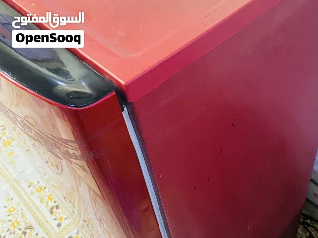 ثلاجة لون ماروني الحجم وسط داخل نظيف جداً واستعمال كلش قليل السعر جداً مناسب وبيه مجال لحك عليه