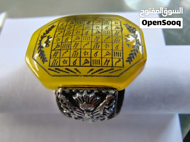 خاتم فضة مميز يحمل حجر عقيق شرف الشمس منقوش