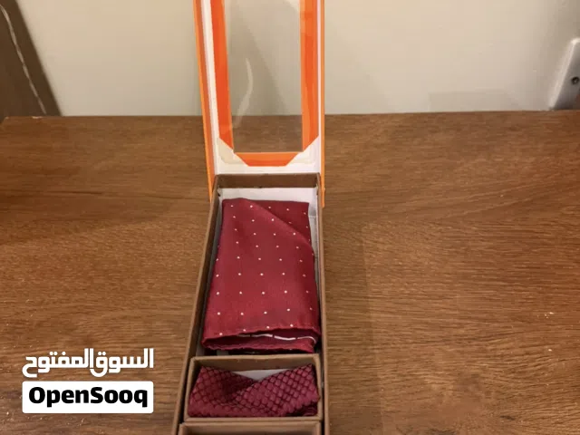 ربطة عنق خمري و منديل و ازرار اكمام