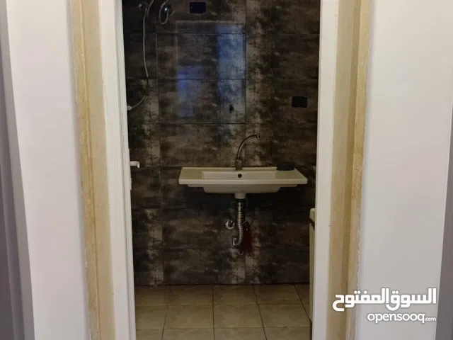 شقة الباعيش شارع الجزارين 180 الف  غرفتين وصالة ومطبخ باروحمام وبلكونة