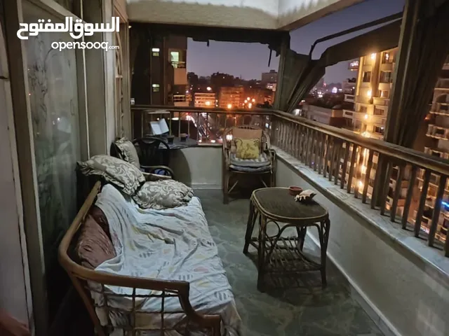 شقه في شارع الحجاز قريبه من عمار ابن ياسر والكليه الحربيه موقع مميز