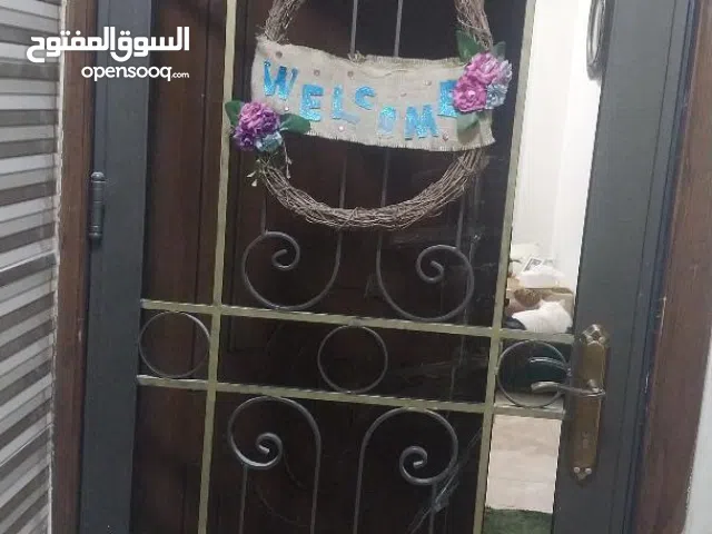 باب حديد خارجي بحالة ممتازة + نوافذ ألمنيوم