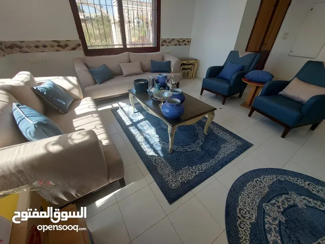 طقم صالون بحالة ممتازة جدا شبه جديد واجهزة كهربائية للبيع