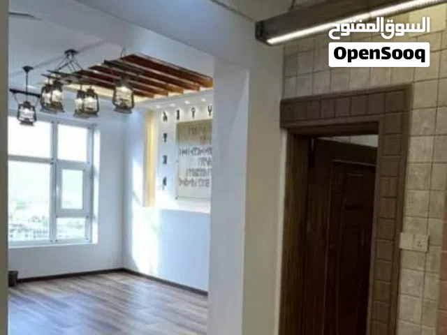 شقه لوكس ثلاث غرف  وحمامين ومطباخ مدخلين 250$