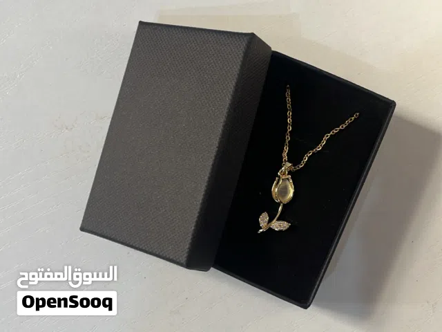 عقد جديد شكل وردة مطلي ذهب عيار 18