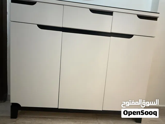 خزانة أحذية بيضاء أنيقة مع أدراج عملية
