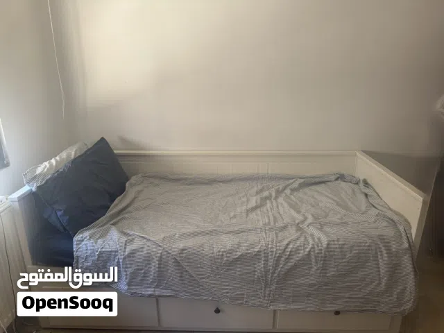 سرير IKEA ايكيا للبيع سرير ابيض مع 3 ادراج تخزين قابل للسحب ليتحول الى سرير لشخصين ،بحالة ممتازة
