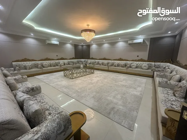 اثاث غرفه جلوس للبيع كنب كبير قابل للتفاوض مستعمل نظيف وكبير ومريح للجلوس فيه