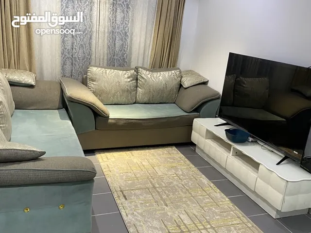 دولاب و كنبتين و عجله للبيع بسعر مخفض