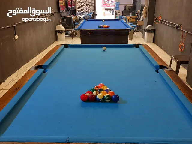 للبيع طاولتين بلياردو 8 قدم البيع مع بعض وحدة اجنبي ووحدة بلدي مع 6 اساتيك وطقم طابات اصلي وطقم عادي