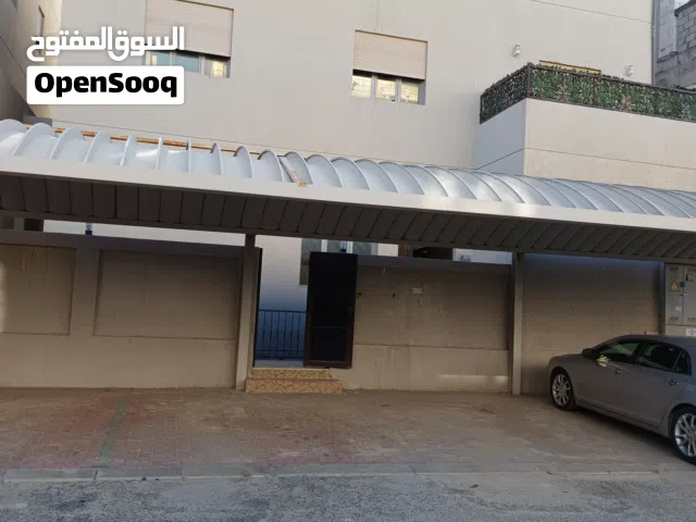 شقه للايجار  قريبه من شارع الغوص ،ثلاث غرفه،وصاله ومطبخ بداخله غرفة للشغال@ واتنين باركنج