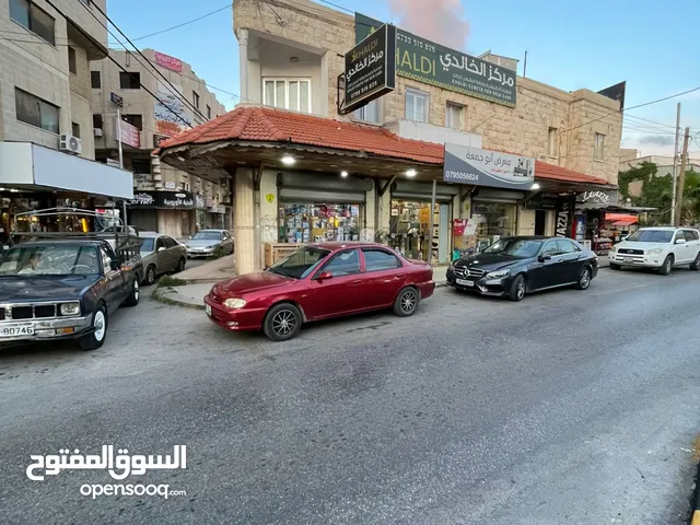 محل مكون من 3 حواصل في اربد شارع الحصن