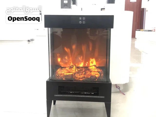 مدفأة كهربائية قائمة بذاتها بتصميم أنيق ثلاثي الجوانب من الزجاج المقسى، وتوفر تأثير لهب واقعي يمك