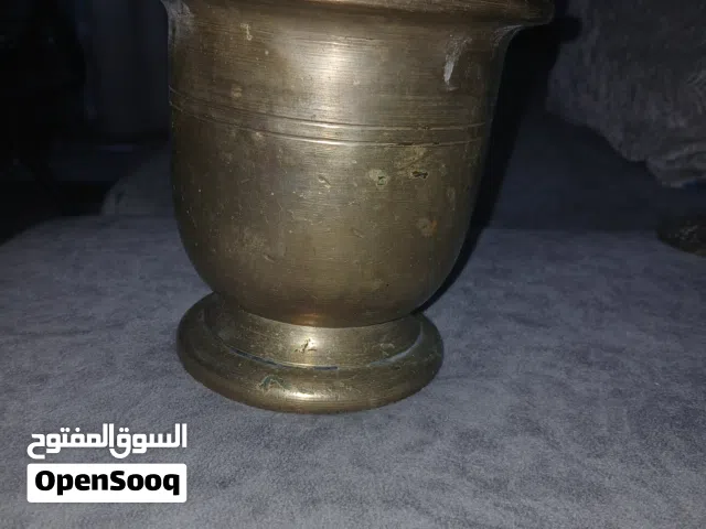 هاون مع مدقته نحاش اصفر وزنه اكتر من 5 كيلو جرام
