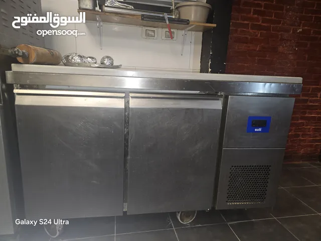 عدة مطعم برغر وبيتزا كاملا للبيع بسبب الاغلاق