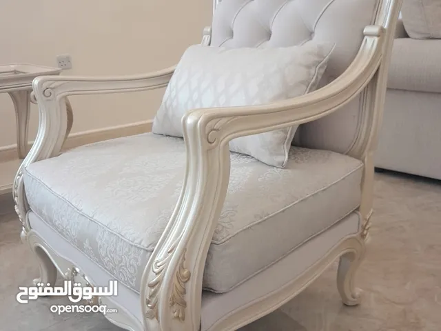 طقم كنب حفر لون عاجي مذهب