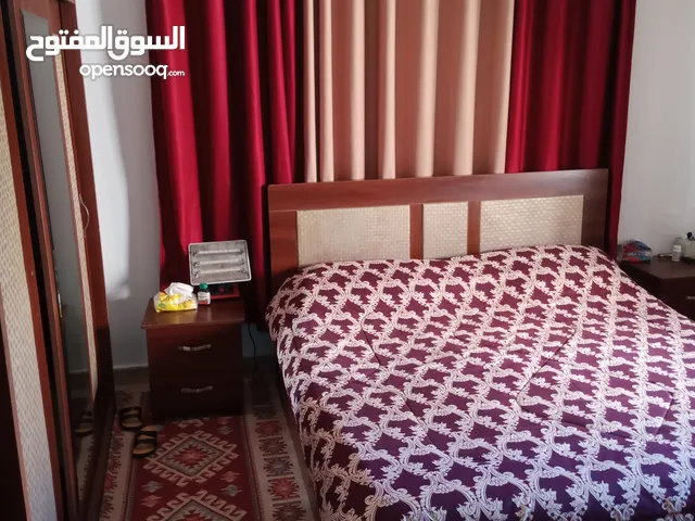 غرفة نوم ماستر بحالة جيدة جدا لون بني