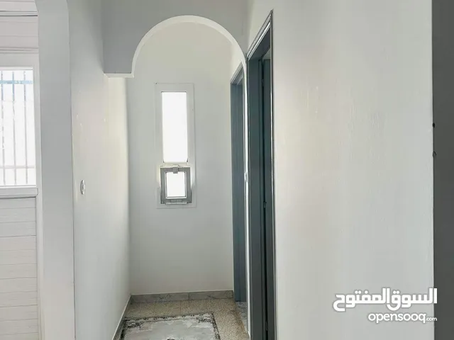 السلام عليكم شقه في دور السابع دار خزين ودار وصاله وحمام ومطبخ وبلكونه