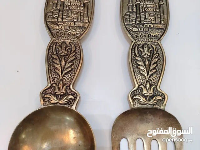 مجموعة ملعقة وشوكة من النحاس الثقيل على الطراز الشرق أوسطي.