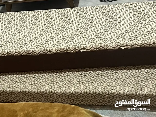 سرير بحاله ممتازه+ مرتبه تاكي طبيه ( استعمال خفيف) مع ديوانيه صغيره