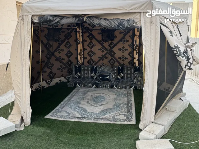 للبيع خيمه كومفلاج دسكفري 36 في 36 مع 12 طبليه بلاستيك