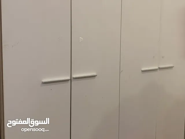 للبيع كبتين واحد من ايكيا وواحد من الغانم وطاوله تتسفط