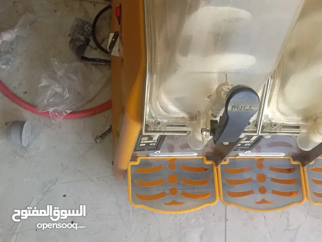 مكينة سلاش ومكينة قهوة غلي وثلاث أصناف كبتشينو ونسكفي وهت شكلت