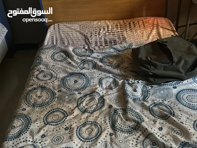 تخت مفرد ونص بحالة جيدة خشب لمايكا