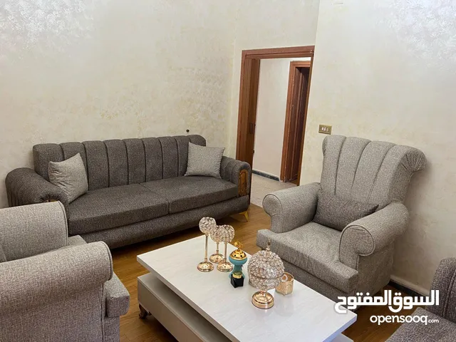 طقم كنب خشب سويد 7 مقاعد مع طاولة بحالة الجديد للبيع لداعي السفر