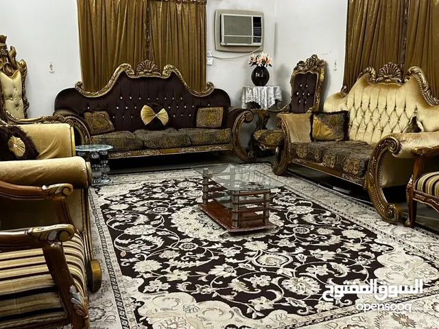 أثاث منزلي للبيع كنب عربي مع غرفة نوم