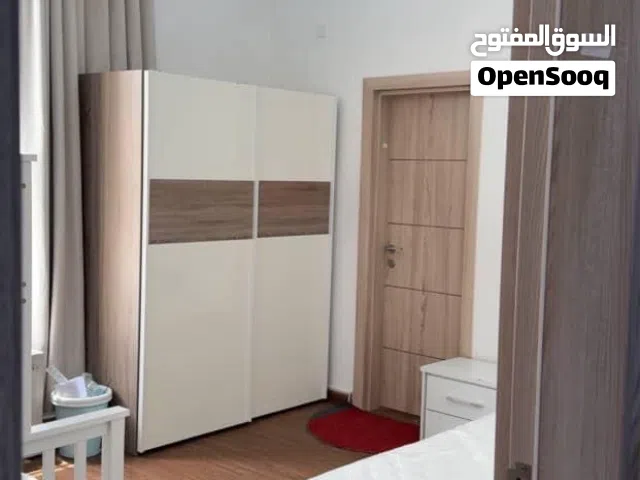 شقة بثلاث غرف للبيع في المعبيلة السادسة - شارع النزهة بالقرب من مسقط مول