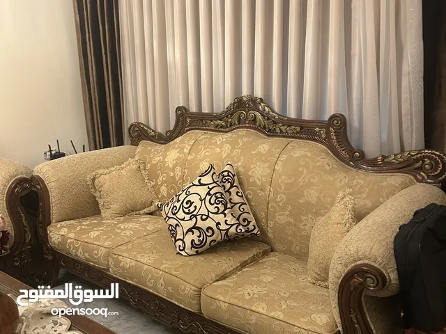 كنب زان خشب مصري ثلاثية ثنائية و مفردتين بحالة جيدة جدا مع الطاولات
