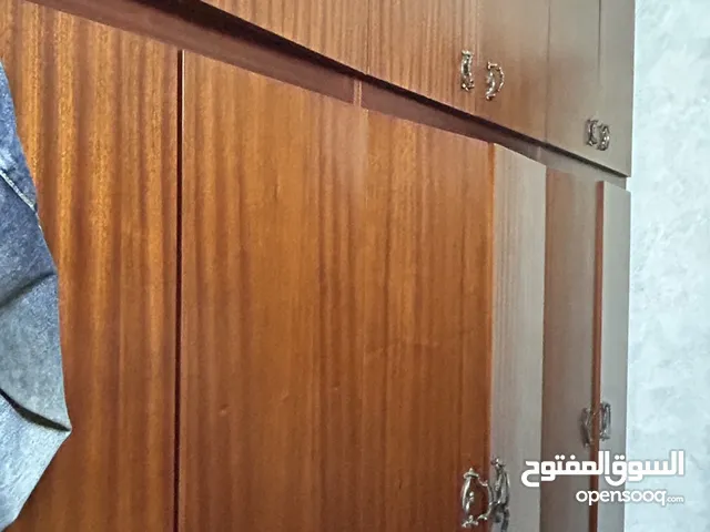 غرفة نوم مكونة من تختين وخزانة ومكتبة