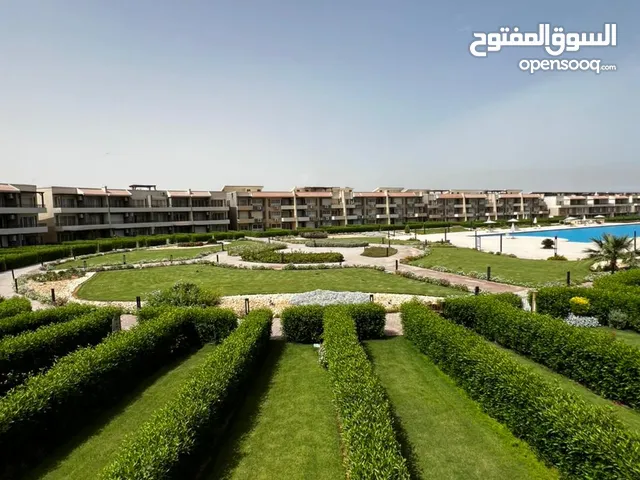 شالية في العين السخنة فندق مورانو علب بعد 40 دقيقة من القاهرة غرفتين و يسع الي 5 أفراد مكيف بالكامل