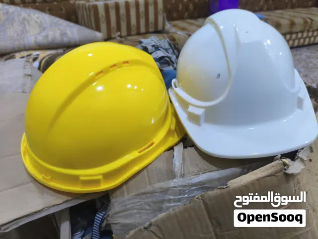 خوذه لون اصفر العدد 80 خوذه لون ابيض العدد 40 جديد حذاء سيفتي العدد 8 قطع