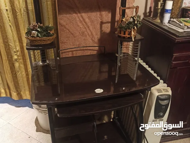 مكتبة كمبيوتر بحالة ممتازة للبيع