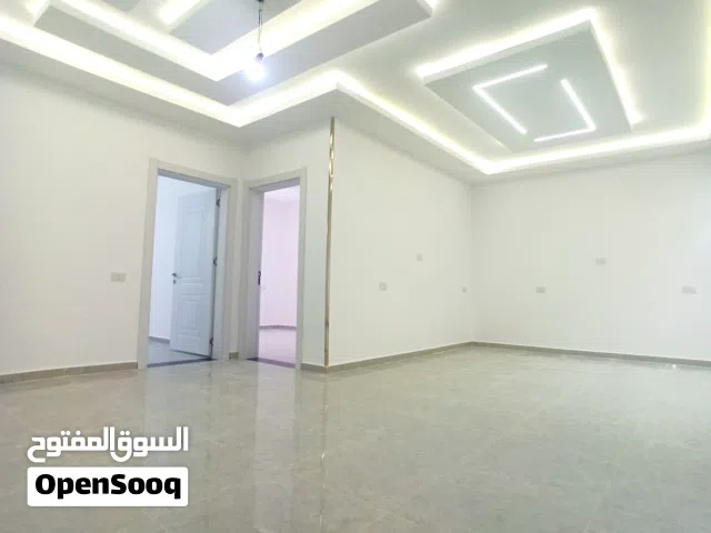 شقة للبيع في حي سكني عائلي الدور الثاني قريبة من جميع انواع الخدمات والمدارس والمرافق والمؤسسات بسند