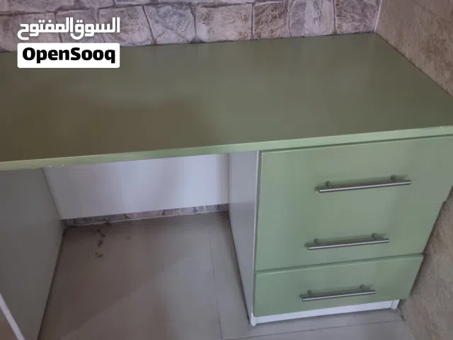 مكتب مستعمل بحالة ممتازة طول 120 و عرض 60 cm مع  3 دروج